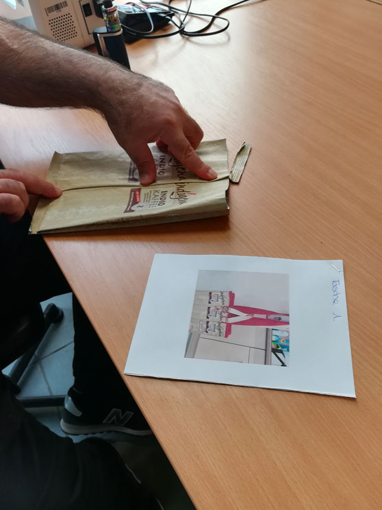 Hier werden die leeren und gereinigten Kaffeepackungen schon mal nach Vorlage exakt zusammengefaltet und nebeneinandergelegt, damit es beim Nähen ganz schnell gehen kann.