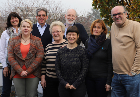 In freundschaftlicher Runde: Ulrich Gurtner, FEDECOCAGUA-Geschäftsführer, und die Hausgemeinschaft der action 365 in Frankfurt. (Bild: Ute Victor)