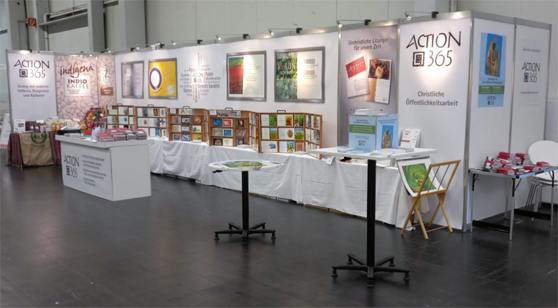Der 10 Meter lange Stand der action 365 präsentierte die Themen »Partnerschaft mit dem Kaffee-Kleinbauern in Guatemala«, »Christliche Öffentlichkeitsarbeit durch Poster und Karten«, »Gelebte Ökumene durch die Feier der Agape« und lud ein, eine Ermunterungskarte zu verschicken.