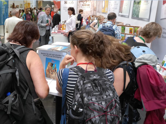 »Wenn ich Preise vergeben könnte, dann würde Ihr Stand den Hauptpreis bekommen. Das ist eine so schöne Idee mit Ihrer Kartenaktion.« – so das Lob einer Besucherin, die wie viele hunderte andere die Möglichkeit nutzte, vom Stand aus eine Ermutigungskarte zu versenden.