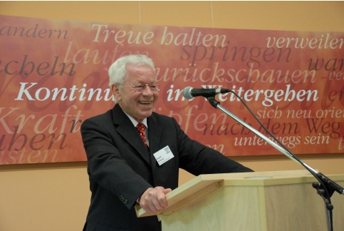 Prof. Dr. Rudolf Wichard beim Vortrag 'Kontinuität im Weitergehen – 50 Jahre action 365'