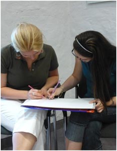 Zusammenarbeit, praktisch ausprobiert: Zwei Teilnehmerinnen der tschechischen Sommerschule, Studentinnen aus Olomouc/Olmütz, malen gemeinsam an einem Bild, ohne sich dabei mit Worten oder Gesten zu verständigen. Hier ist neben der eigenen Kreativität viel Einfühlungsvermögen gefragt: Was schwebt mir selbst vor, worauf will die andere hinaus, respektieren wir Grenzen, finden wir ein gemeinsames Ganzes?