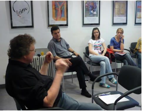 Der Politikwissenschaftler Prof. Dr. Werner J. Patzelt, Vorstandsmitglied der STIFTUNG HAUS der action 365 (ganz links), geht auf die Fragen der Sommerschulteilnehmer ein. Im Vordergrund des Seminartages stehen diesmal die Geschichte Tschechiens, die Entwicklung Deutschlands, Versöhnung und Zukunftsperspektiven. Und immer wieder das Thema: Wie gehen wir mit Menschen und Kulturen um, die uns fremd sind?