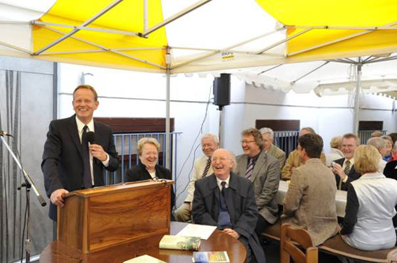 Die letzten Wolken über der Frankfurter Kennedyallee fegte er mit ein paar prägnanten Sätzen einfach hinweg: Die launig gehaltene Begrüßungsansprache von Dr. Rüdiger Fuchs, Vorstandsmitglied der STIFTUNG HAUS der action 365 sorgte für allgemeine Erheiterung. Im Hintergrund: Gerlinde Back, neben ihr Pater Medard Kehl, dahinter Prof. Rudolf Wichard, Kuratoriumsmitglied, und Prof. Werner J. Patzelt, Vorstandsmitglied.