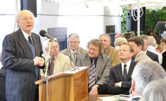 Prof. Medard Kehl SJ bei seinem Vortrag, der mit großem Interesse aufgenommen wurde. Pater Kehl gilt als einer der renommiertesten Dogmatiker und Fundamentaltheologen der Gegenwart. Trotz seiner universitären Verpflichtungen ist ihm die pastorale Arbeit sehr wichtig. Er wirkt als Seelsorger in einem Kinderheim in Offenbach am Main, in einem christlichen Behindertenwohnheim bei Basel und in einer Pfarrei in Unterfranken. Dieser starke Praxisbezug prägte seine „Kleine Theologie des Segens“. Er ermunterte – ganz im Sinne der action 365 – alle Anwesenden, selbst aktiv zu werden und Segen weiterzugeben, gemäß dem Wort Gottes an Abraham: „Gesegnet bist du – und ein Segen sollst du sein“.