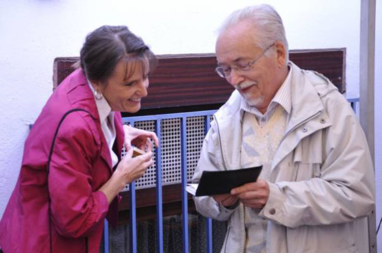 Nach dem Mittagessen gab es Gelegenheit, sich im Verlag der action 365 mit Büchern, Korrespondenzkarten, Postern und indigena INDIO-Kaffee einzudecken. Zur Freude aller lag der neue Schriftlesungskalender „365mal Gottes Wort“ für das Jahr 2010 bereits vor und man konnte sich gegenseitig auf die neuen Seiten des beliebten „geistlichen Begleiters“ aufmerksam machen.