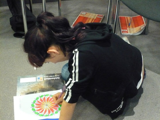 Mandalas (aus dem Indischen: „Kreis“) sprechen mit ihren vielfältigen, harmonisch um eine Mitte geordneten Formen die menschliche Psyche, vor allem das Unbewusste an. Ruhig und konzentriert ausgemalt, können sie tiefe Einblicke in die eigene Persönlichkeit gewähren.