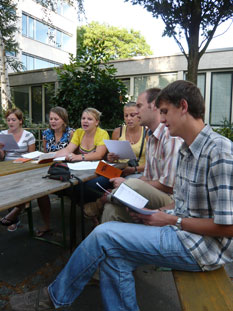 Das Abschiedsfest am letzten Abend gestalteten die jungen Leute mit Texten aus dem Schriftlesungskalender der action 365, der von Frankfurt aus alljährlich an die Pädagogischen Fakultät der Universität Oradea versendet wird. Dazu sangen die Studenten mit Begeisterung temperamentvolle und nachdenkliche Lieder in ungarischer und rumänischer Sprache.