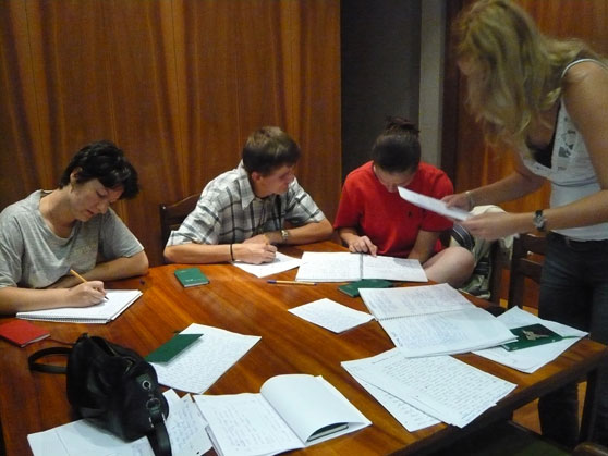 Neben dem reichhaltigen kulturellen und pädagogischen Programm sind ein lebendiger, praxisorientierter Gebrauch der deutschen Sprache – wie hier beim Schreiben der Abschlussberichte – und ein Seminartag mit Vorlesung und Diskussion über das politische System Deutschlands feste Bestandteile der Sommerschule.