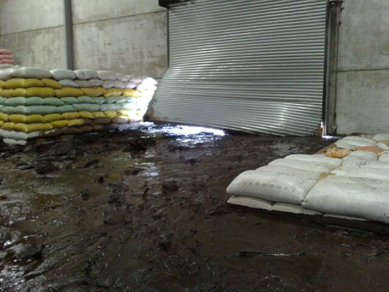 Die eindringenden Schlammmassen hinterlassen eine Spur der Verwüstung im zentralen Lager der FEDECOCAGUA-Genossenschaften in Palín.