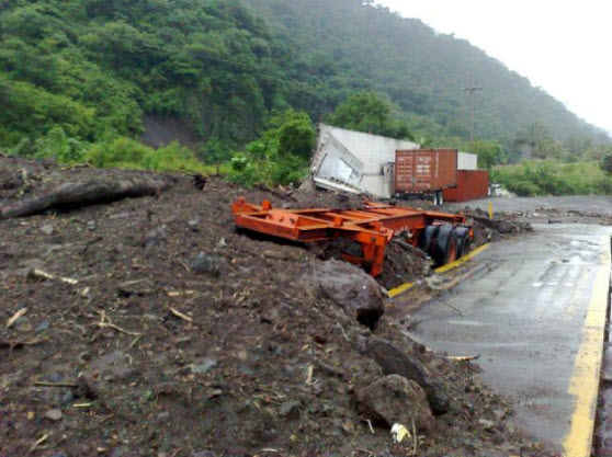 Die Überlandstraße ist unpassierbar, die LKW-Waagevorrichtung völlig zerstört.