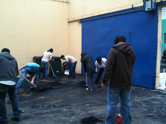 „Überall vermischte sich die klebrige Vulkanasche mit Regen“, schreiben unsere Freude über die Situation nach dem Vulkanausbruch. Hier versuchen Mitarbeiter der Zentrale in Palín mit vereinten Kräften, das Areal zu reinigen – zwei Tage bevor der Sturm „Agatha“  gewaltige Schlammfluten auslöst und alle Bemühungen zunichte macht.