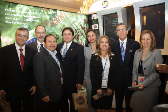 Von links nach rechts: Nils Leporowski, Vizepräsident von ANACAFE (Asociación Nacional del Café), Felipe Guzman, Kleinbauern Coop. El Asintal, Gerardo Alberto de León, Marketing Manager von Fedecocagua, Ricardo Villanueva, Präsident von ANACAFE, Onelia Fernandez, Geschäftsbereich Export & Logistics von Fedecocagua, Elsy Rios, Geschäftsbereich Marketing von Fedecocagua, Nestor Osorio, Präsident ICO und Claudia Schumann, Geschäftsbereich Export & Logistics von Fedecocagua