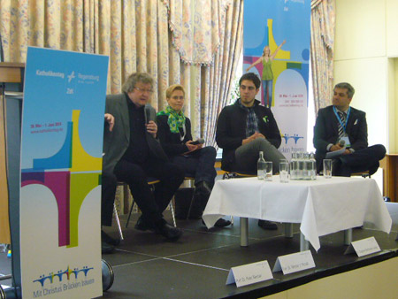 Prof. Dr. Werner J. Patzelt (links) spricht auf dem 99. Katholikentag über die Chancen der Agapefeier als Mahlfeier der Christen.