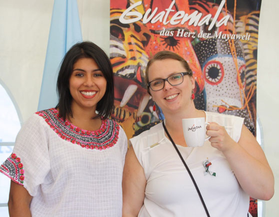 Unter der Dachmarke 'Indígena' sind der INDIO-Kaffee, ANTIGUA PASTROAL und ESPRESSO speciale zusammengefasst. Tina Seetzen (r.) vom Sekretariat der Botschaft Guatemalas genießt eine Tasse INDIO-Kaffee mit Andrea Mendieta (l.), Geschäftsführerin von diversity-jobs.de