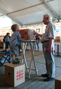 Prof. Wichard, Mitglied des Kuratoriums der STIFTUNG HAUS der action 365, im Gespräch mit dem jüngsten Kartenschreiber.