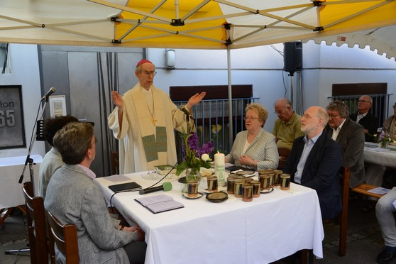 Während der gemeinsamen Eucharistiefeier mit Erzbischof Alfons Nossol trug Gerlinde Back, Mitglied in Vorstand und Kuratorium der action 365, die Schriftlesung aus dem Hohelied der Liebe vor.