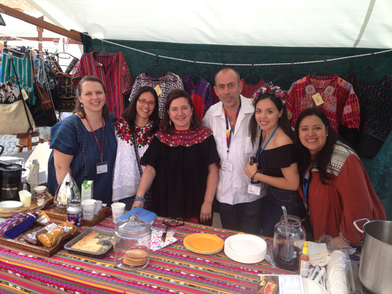 Ixmucané Reyes, Zweite Sekretärin der Botschaft Guatemalas in Berlin (2. v. links), und ihr Team freuten sich über das große Interesse.