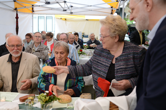 Am Ende der Agape-Feier am Vormittag des Sommertreffs verteilte Gerlinde Back nach guter Agape-Tradition die Brote für die Partner und Freunde daheim. Foto: Ernst Herb, Kassel