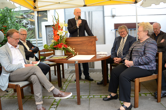 In einer 'nach vorne blickenden Rückschau' fasste Matthias Copray, neu im Vorstand der action 365, die Meilensteine von Gerlinde Backs 50-jährigem Wirken in der action 365 zusammen. Im Bild (von links) Vorstandsmitglied Dr. Rüdiger Fuchs, die neu gewählten Vorstandsmitglieder Konrad Fath und Matthias Copray sowie Vorstandsmitglied Prof. Dr. Werner J. Patzelt. Gerlinde Back (rechts) hat ihr Amt als Mitglied im Vorstand der STIFTUNG HAUS der action 365 am 1. September 2017 nieder gelegt. Foto: Ernst Herb, Kassel