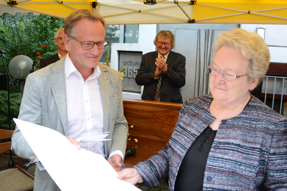 Sichtlich bewegt nahm die neue Stiftungspreisträgerin Gerlinde Back die Preisurkunde für ihr Lebenswerk aus den Händen von Vorstandsmitglied Dr. Rüdiger Fuchs entgegen. Foto: Ernst Herb, Kassel