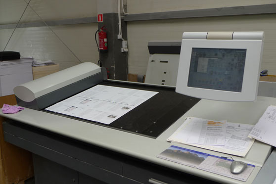 Eine genaue Prüfung der Druckbögen sichert die hohe Qualität des Kalenders.