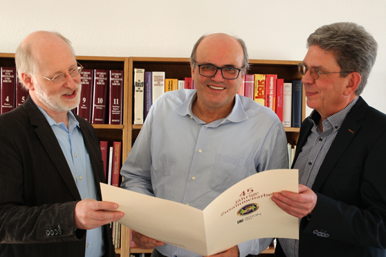 Die Geschäftsführer Matthias Copray (links) und Stefan Mook (rechts) überreichen Uli Gurtner bei seinem Besuch in Frankfurt die Urkunde zum 45jährigen Bestehen der Partner- und Freundschaft zwischen der action 365 und FEDECOCAGUA. (Bild: Ute Victor)