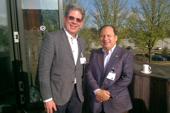 Wiedersehensfreude: Stefan Mook und Gerardo de Léon von der FEDECOCAGUA trafen sich Ende Oktober in Hamburg auf der Tagung 'Die Zukunft des Kaffeeanbaus' in Hamburg. Zumindest in den Kaffeepausen gab es Gelegenheit zum Gespräch unter Freunden. (Bild: action 365)