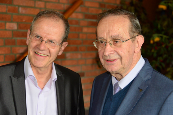 Werner Ott, ehemaliger Teamsprecher der action 365 Bad Camberg über viele Jahrzehnte (rechts), wurde gemeinsam mit den weiteren Gründungsmitgliedern Hildegard Diederichs und Helmut Thuy für sein Engagement geehrt. Der jetzige Teamsprecher Heinz Seidel (links) dankte musikalisch mit einem passenden Lied von Reinhard Mey, 'Danke für Deine Zeit'. (Bild: Ernst Rühmann)