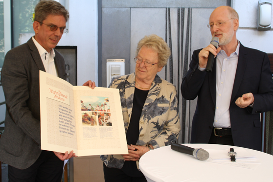 Gerlinde Back und Stefan Mook, Mitglieder des Kuratoriums der STIFTUNG HAUS der action 365, stellten gemeinsam mit Vorstandsmitglied Matthias Copray ein neues Poster vor, welches anlässlich des 45jährigen Partnerschaftsjubiläums das Treueversprechen zu den Freunden in Guatemala erneuert. (Bild: Klaus-Peter Heyduck)