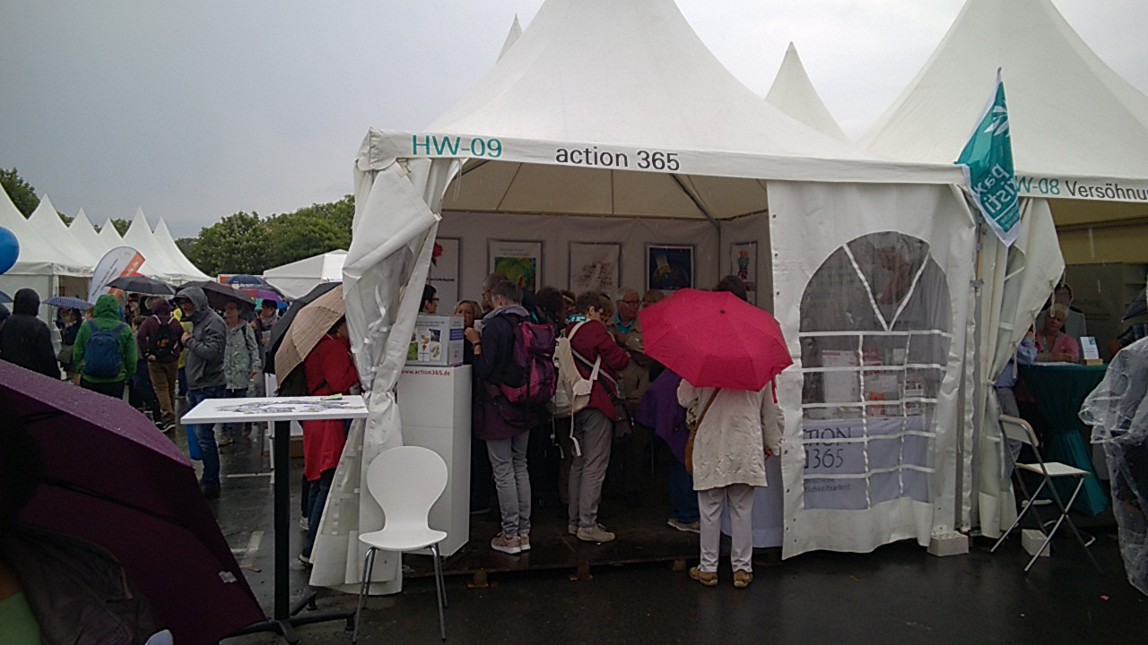 Im Regen wurde es im Zelt enger, die Materialien mussten geschützt werden und dennoch war viel Raum für Gespräche.