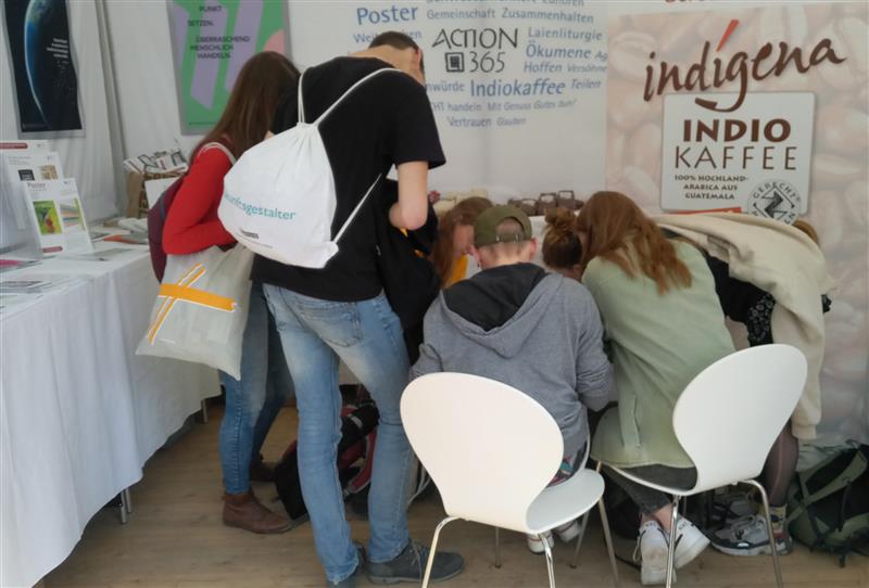 Manchmal wurde das Kartenschreiben zur intensiven Gruppenarbeit.