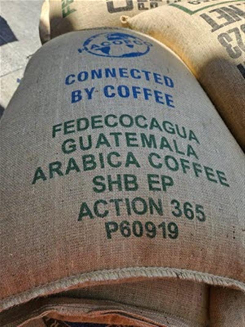 »Connected by Coffee« heißt es auf den Säcken: ein Slogan der die Partnerschaft von Fedecocagua und action 365 seit 50 Jahren begleitet.
