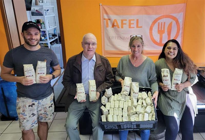 Erfreut präsentiert Geschäftsführerin Christine Sparr (2 v.r.) zusammen mit Spender Michael Paul (2 v.l.) einige der 330 gespendeten Kaffee-Päckchen. Sie werden umrahmt von zwei der ehrenamtlichen Tafel-Mitwirkenden aus dem »Seniorenteam«: das beliefert nicht mehr mobile ältere Bedürftige – und zu Weihnachten dann auch mit dem Kaffee. (Foto: privat)