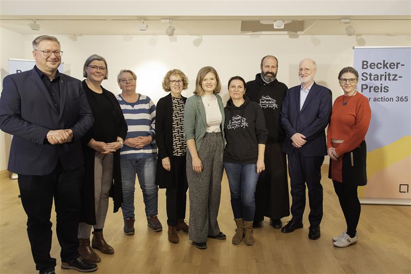 Preisträger*innen und Mitglieder der Vergabekommission freuen sich über die Informationen zu den geehrten Arbeiten sowie die gelungene Preisverleihung. Auf diesem Foto sind zu sehen (von links nach rechts): Wolfgang Beck, Gaby Hagmans, Pia Arnold-Rammé, Gabriele Scherle, Julia Klär (Preisträgerin der Abschlussarbeit), Marinela Ignat und Alexandru Ionita (Preisträger*innen des Projekts), Matthias Copray und Sonja Döring. (Foto: Claudia Bodens)