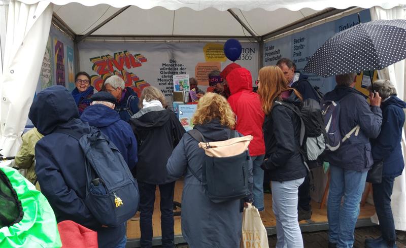 Auch Regen tat dem Interesse am Stand der action 365 keinen Abbruch