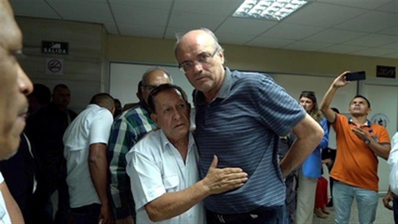 Der verhaftete Ulrich Gurtner wird von Genossenschaftern unterstützt. © Honorarfrei - von 3sat, ZDF und SRF. 