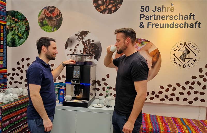 Professionell wird die Kaffeemaschine für den indígena Kaffee eingestellt. (Foto: privat)