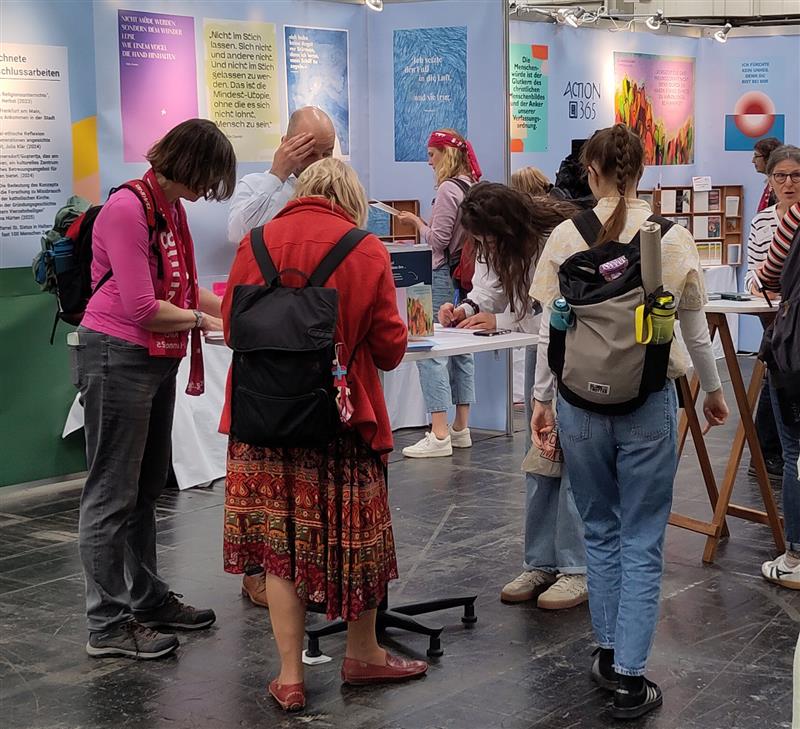 Bei der erneut angebotenen Kartenaktion nahmen in drei Tagen viele hundert Personen das Geschenk an, kostenlos die Karte „Zusammenleben ermöglichen“ an eine Person ihrer Wahl zu senden. (Foto: privat)