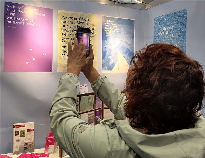 Immer wieder wurden die Motive der action 365 nicht nur betrachtet und als Karte gekauft, sondern auch als Foto mit dem Handy mitgenommen. (Foto: privat)