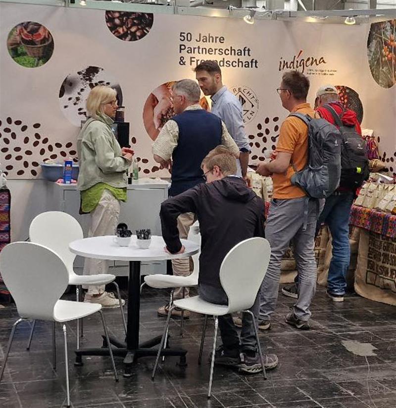 Nur selten war der Gesprächstisch beim Kaffeestand so leer. Hier trafen sich spontan Besucherinnen und Besucher, um ganz unvermittelt bei einer guten Tasse Kaffee in intensive Gespräche einzutauchen. (Foto: privat)