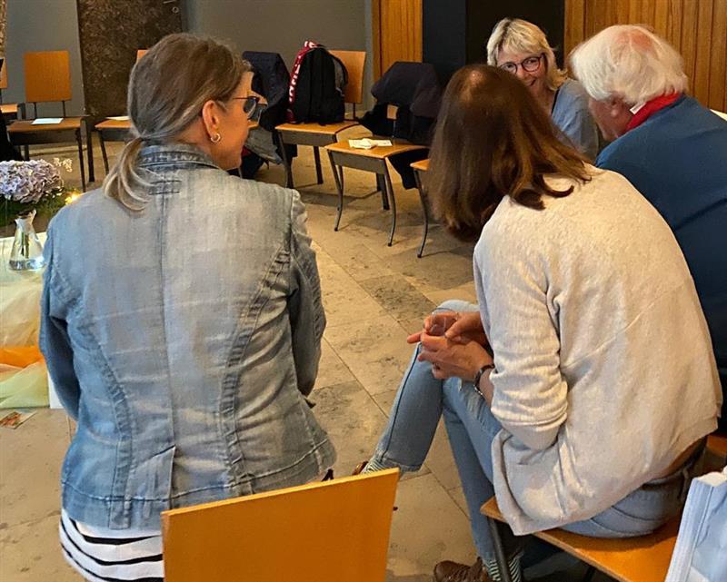 Auch über die Feier der Agape hinaus prägte eine anregende Atmosphäre des Austausches den Abend. (Foto: privat)