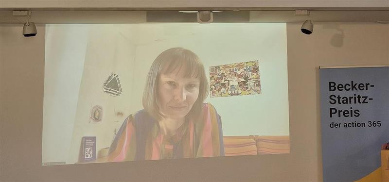 Dr. Doris Günther-Kriegel nahm den Preis online entgegen und dankte für die überraschende Würdigung auf einem schwierigen Themenfeld.