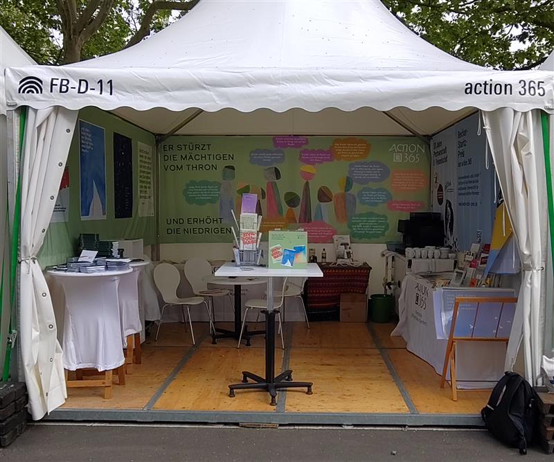 Einladend auch für die regnerischen Momente präsentierte sich der Stand der action 365 auf dem Katholikentag 2026 in Würzburg mit einer Kartenaktion, dem Schriftlesungskalender, den Postern und Karten sowie einem Kaffee-Ausschank und Informationen zum Becker-Staritz-Preis der action 365 und weiteren Projekten.