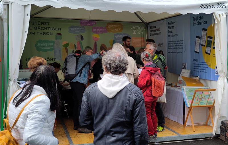 Der Stand war mit seiner prägnanten Gestaltung durch aktuelle Motive ein Hingucker und die Einladungen zum näheren Hinschauen und Mitmachen wurde vielfältig angenommen.
