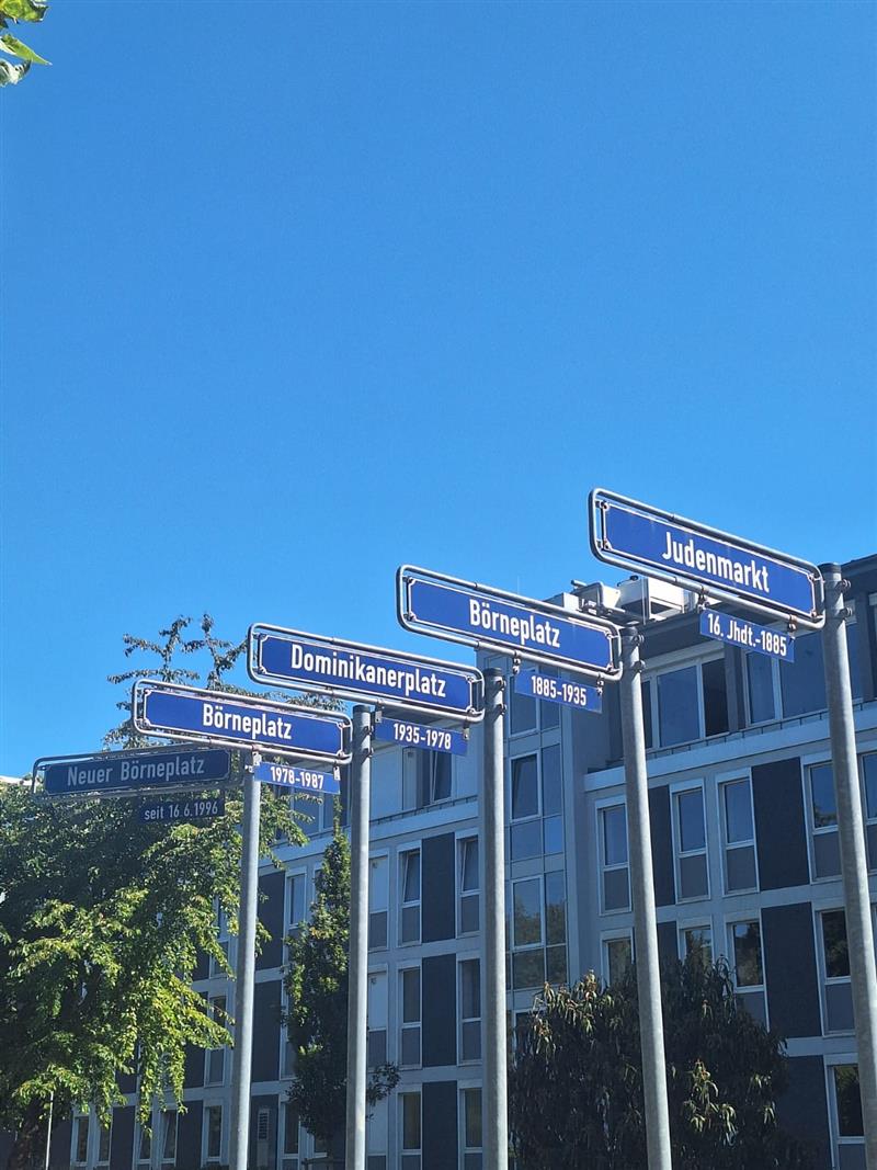 Straßenschilder halten Frankfurter Geschichte im Stadtbild fest