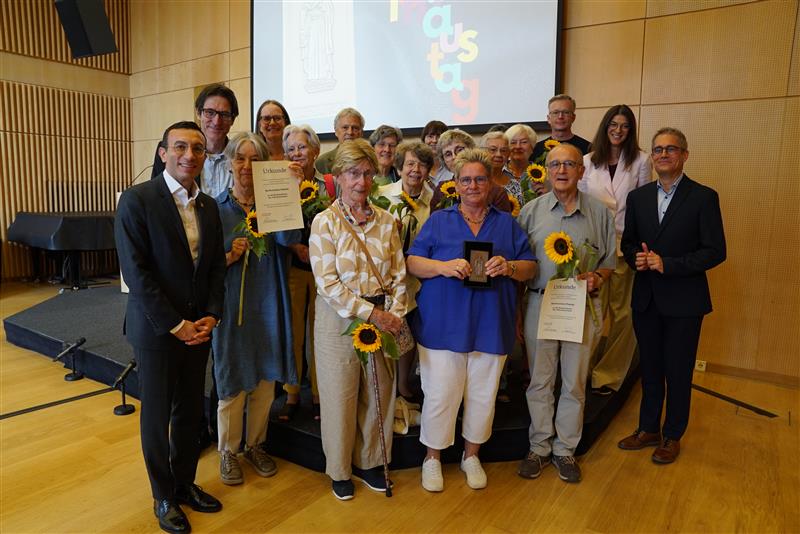 Für besonderes ehrenamtliches Engagement geht in diesem Jahr an das Café Deutschland: ca 50 Menschen engagieren sich ehrenamtlich. Im Mittelpunkt steht nicht der klassische Sprachunterricht, sondern die Möglichkeit, die deutsche Sprache im Gespräch anzuwenden und zu üben. Gerade das freie Sprechen kommt in Sprachkursen oder beim Lernen zu Hause häufig zu kurz. (Foto: Anne Zegelman)